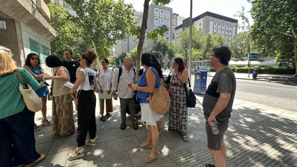 Responsables de CCOO a las puertas de la sede de la Asociacin de Empresas de Sanidad Privada de Madrid