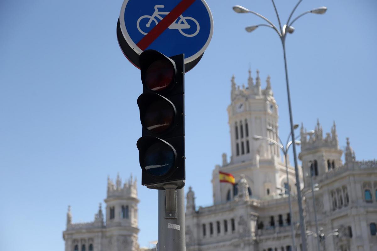 Semaforos apagados el 28 de abril de 2025 en la Plaza de Cibeles de Madrid por un apagn a nivel nacional