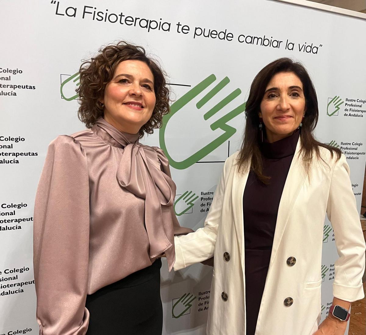 Mª Ángeles Carranza, junto a la vocal del Colegio en Granada, Susana Sánchez.