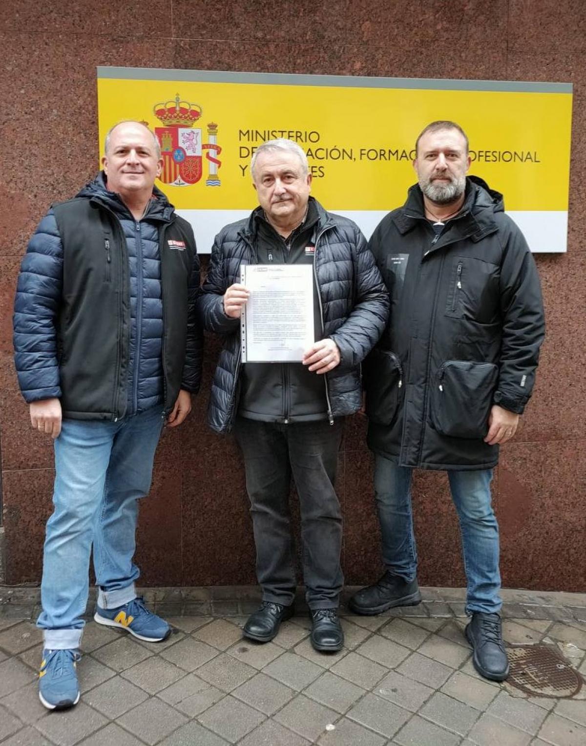 Entrega de la carta dirigida al Ministerio de Educación.