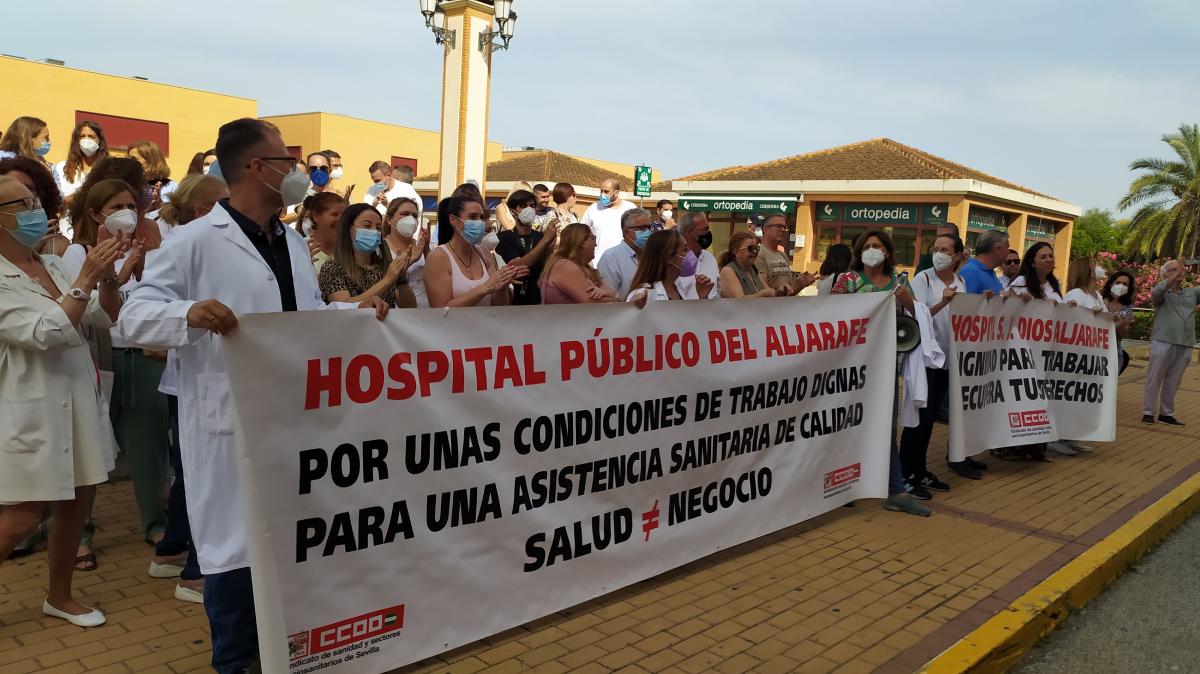 Concentración a las puertas del Hospital San Juan de Dios del Aljarafe.