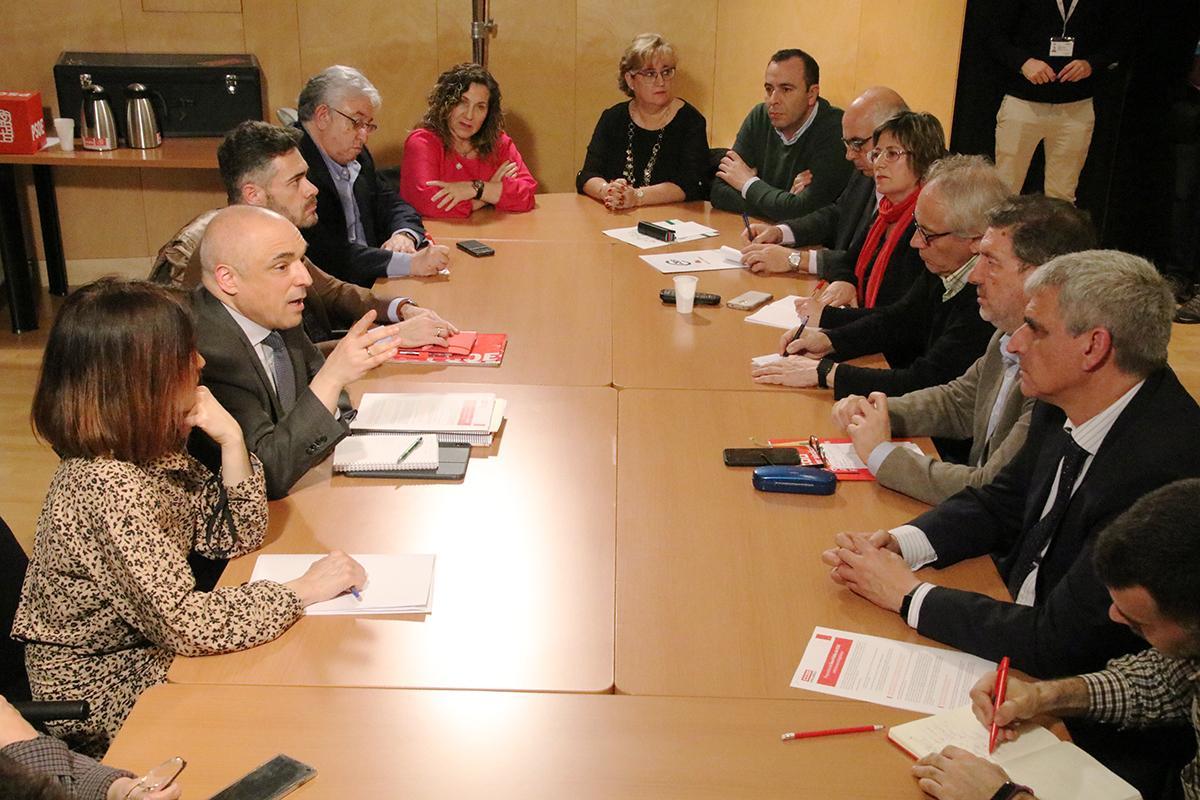 Reunin entre el rea Pblica de CCOO con el grupo parlamenario del PSOE, junto a representantes de UGT y CSIF.