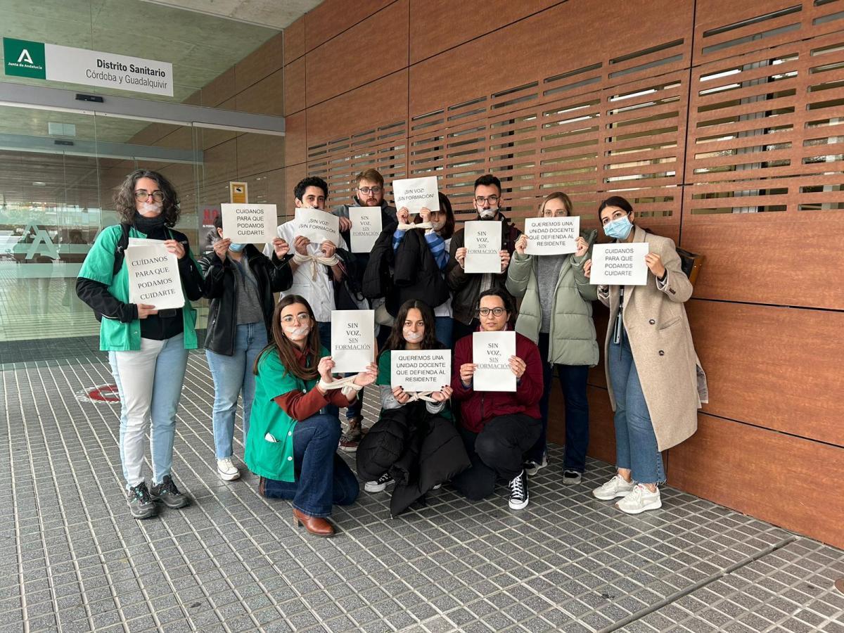 Un grupo de residentes ha protestado por la nueva normativa de guardias impuestas por el Distrito Córdoba-Guadalquivir que les deja sin parte de la formación que debieran recibir.