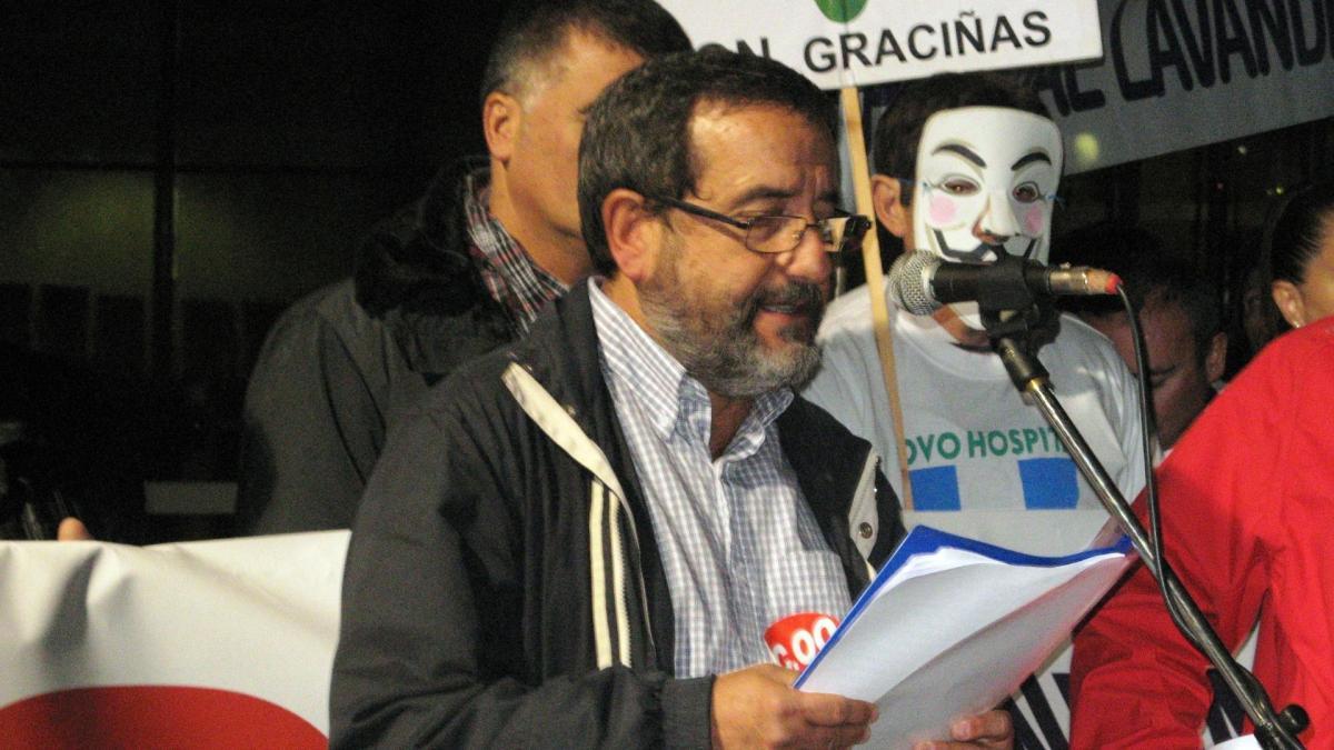 21/04/2025. ngel Cameselle, nunha das moitas mobilizacins en defensa da sanidade pblica ngel Cameselle, lendo o manifesto reivindicativo ao remate dunha manifestacin en Vigo