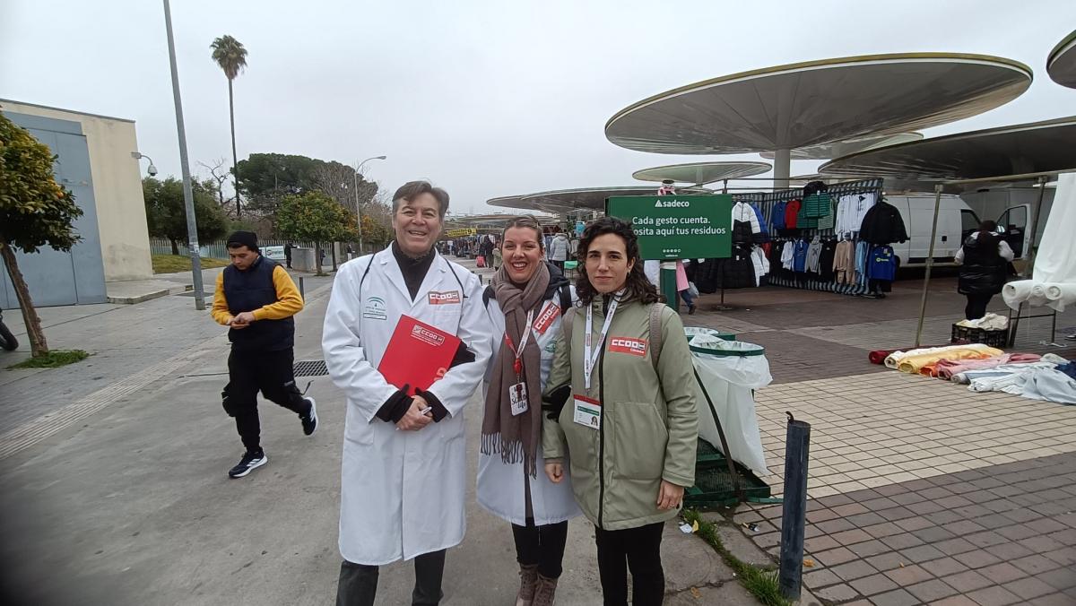 Representantes de CCOO durante la recogida de firmas en el mercadillo de las setas.