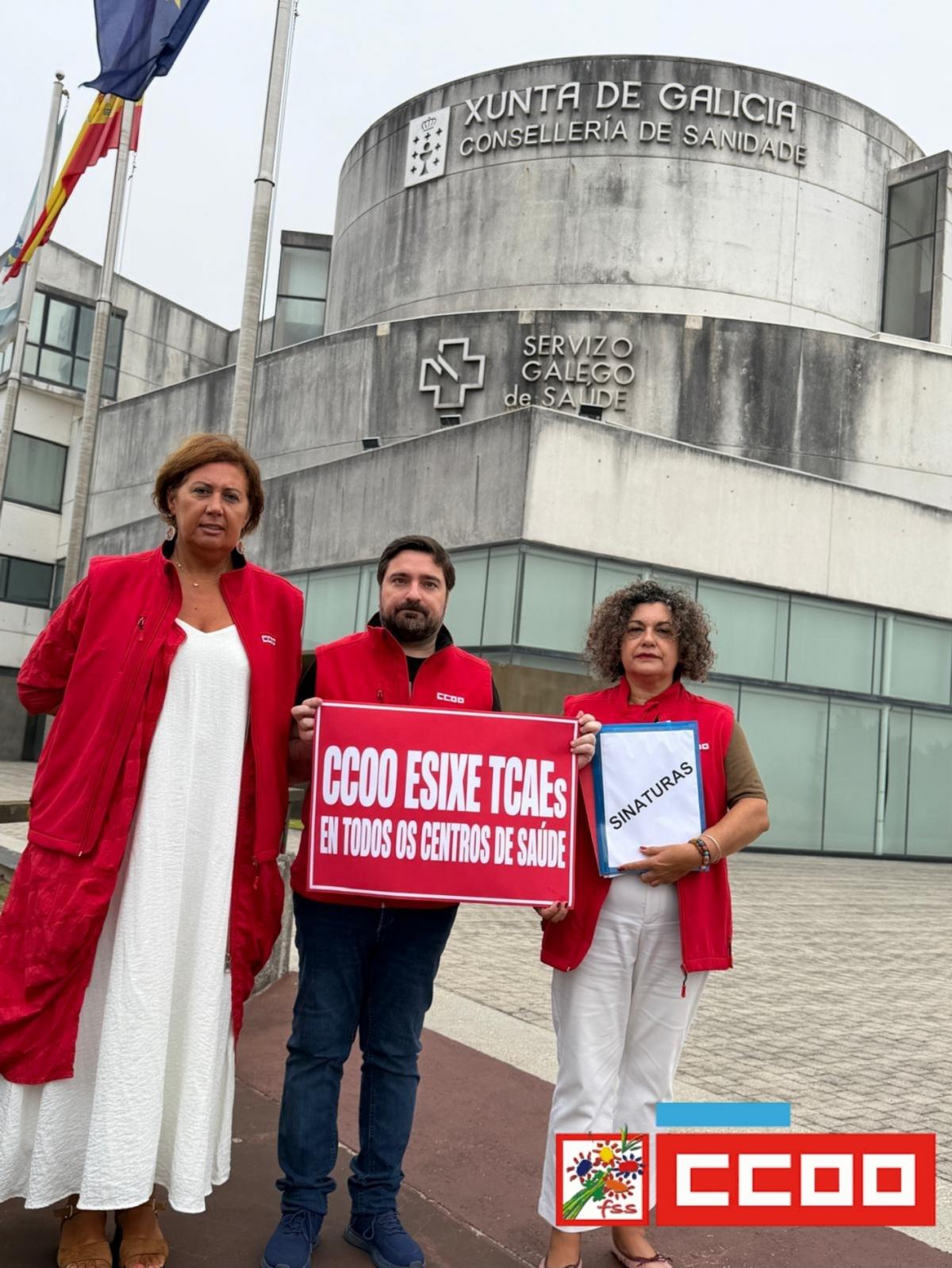 entrega por parte dos delegados de CCOO Sanidade das sinaturas dos traballadores e traballadoras da área sanitaria e rexistro da solicitude na sede do SERGAS en Santiago de Compostela.
