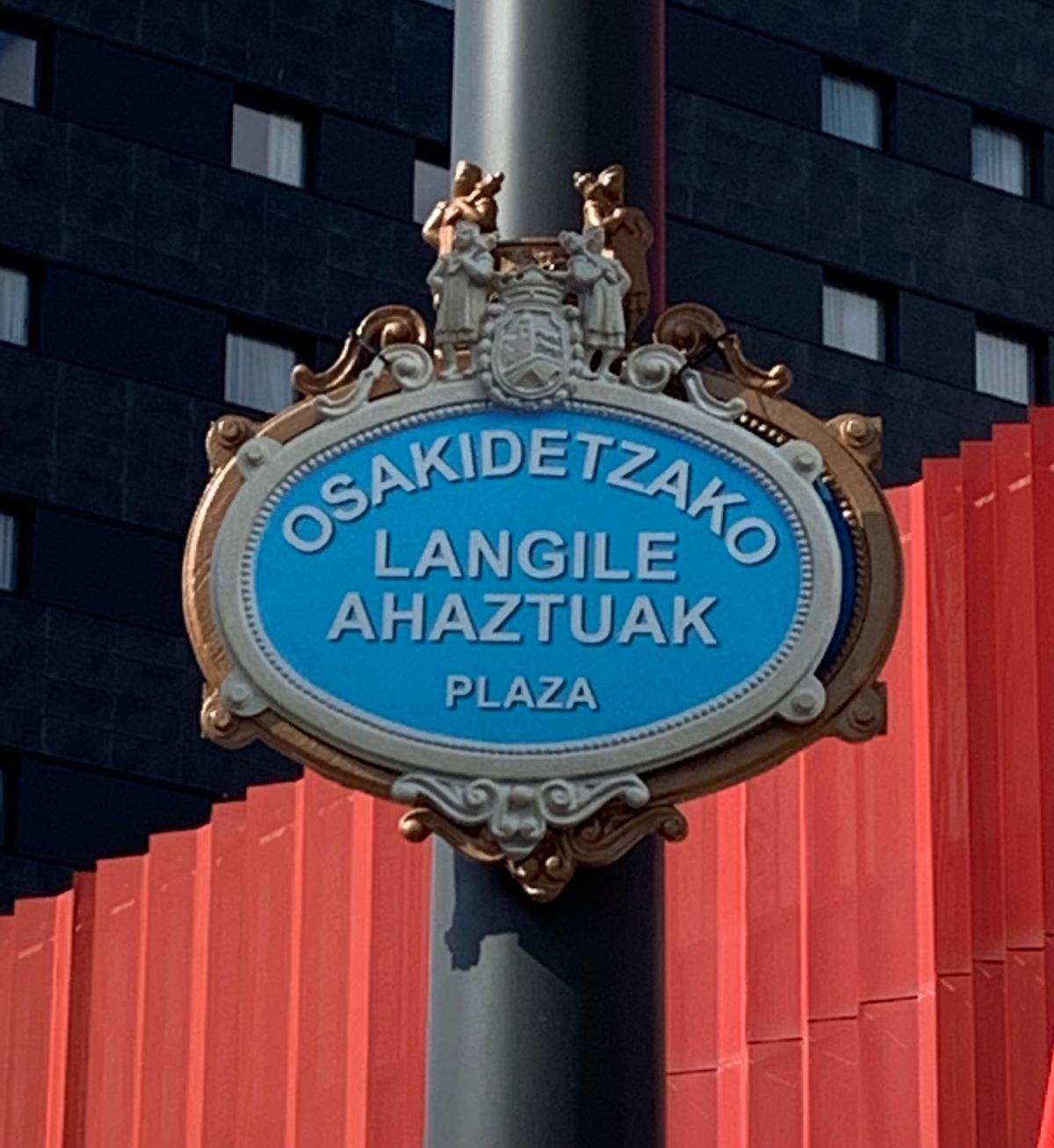 Placa que los sindicatos en la reinauguración de la "Plaza de los sanitarios" de Bilbao.