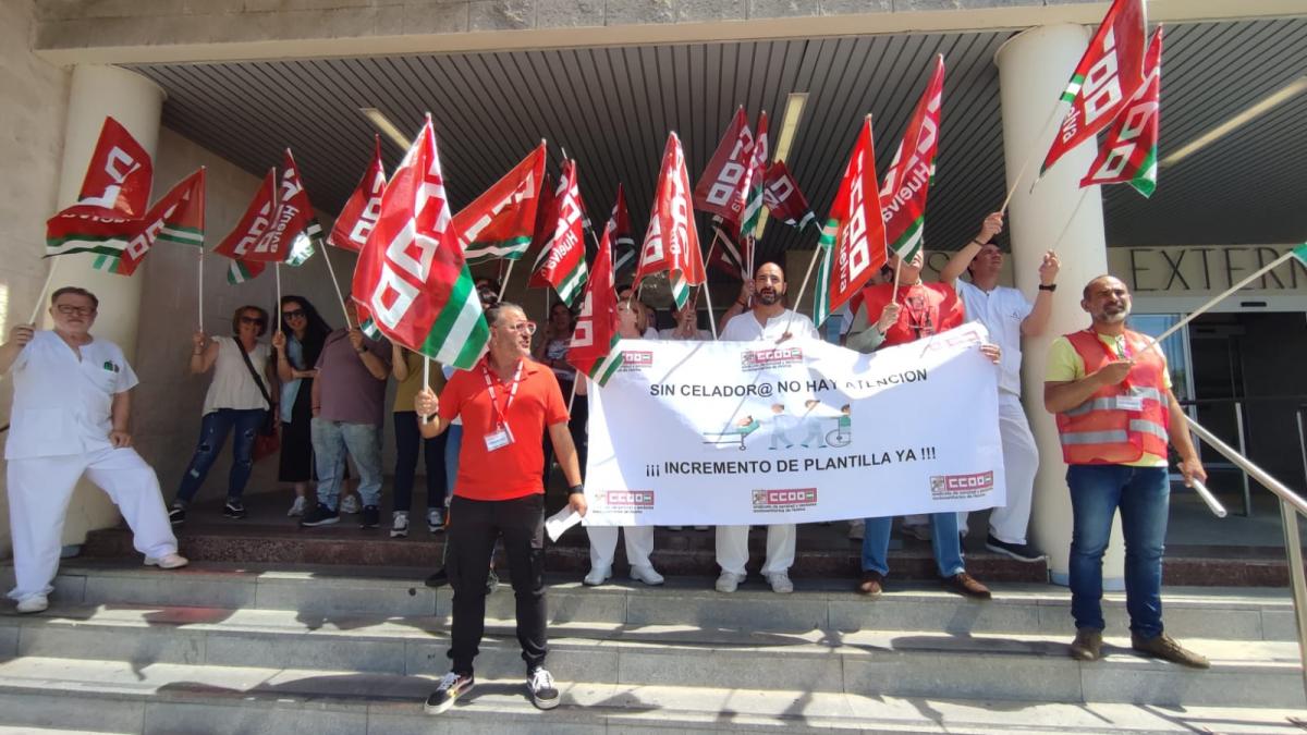 "NUEVA CONCENTRACIN DE LA PLANTILLA DE CELADORES Y CELADORAS DEL HOSPITAL JUAN RAMN JIMNEZ, CONVOCADA POR CCOO, PARA EXIGIR UN NECESARIO E IMPORTANTE AUMENTO DE EFECTIVOS"