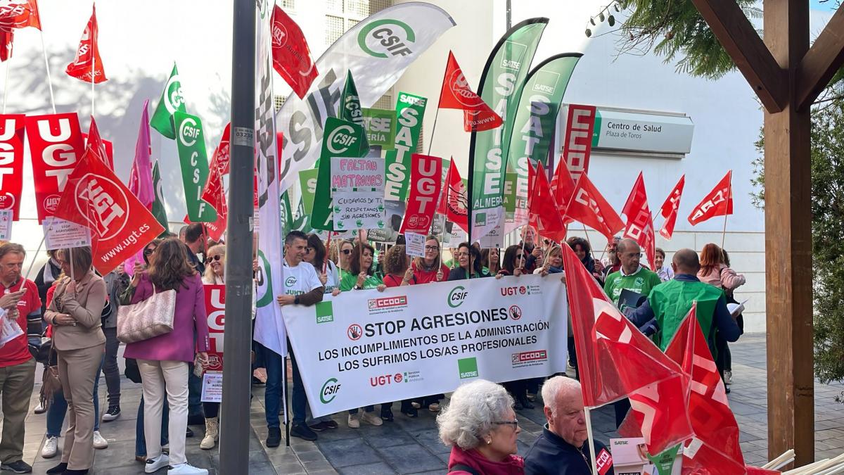 Concentracin a las puertasl del Centro de Salud de Plaza de Toros