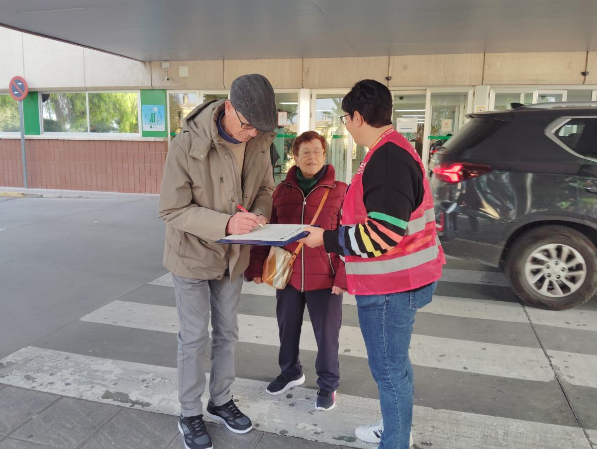 CCOO ha recogido firmas en Cabra para hacer llegar a la Junta el descontento de la ciudadana por el deterioro de la sanidad pblica.