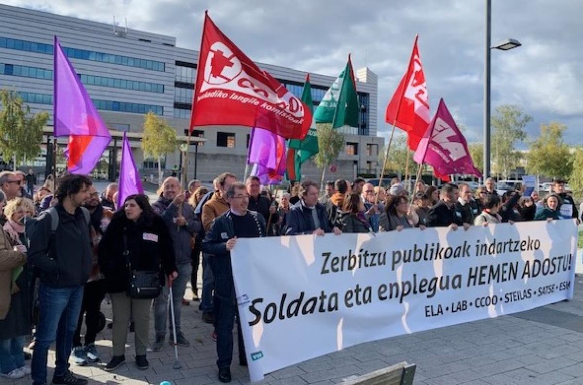 Concentración frente a la sede del Gobierno Vasco
