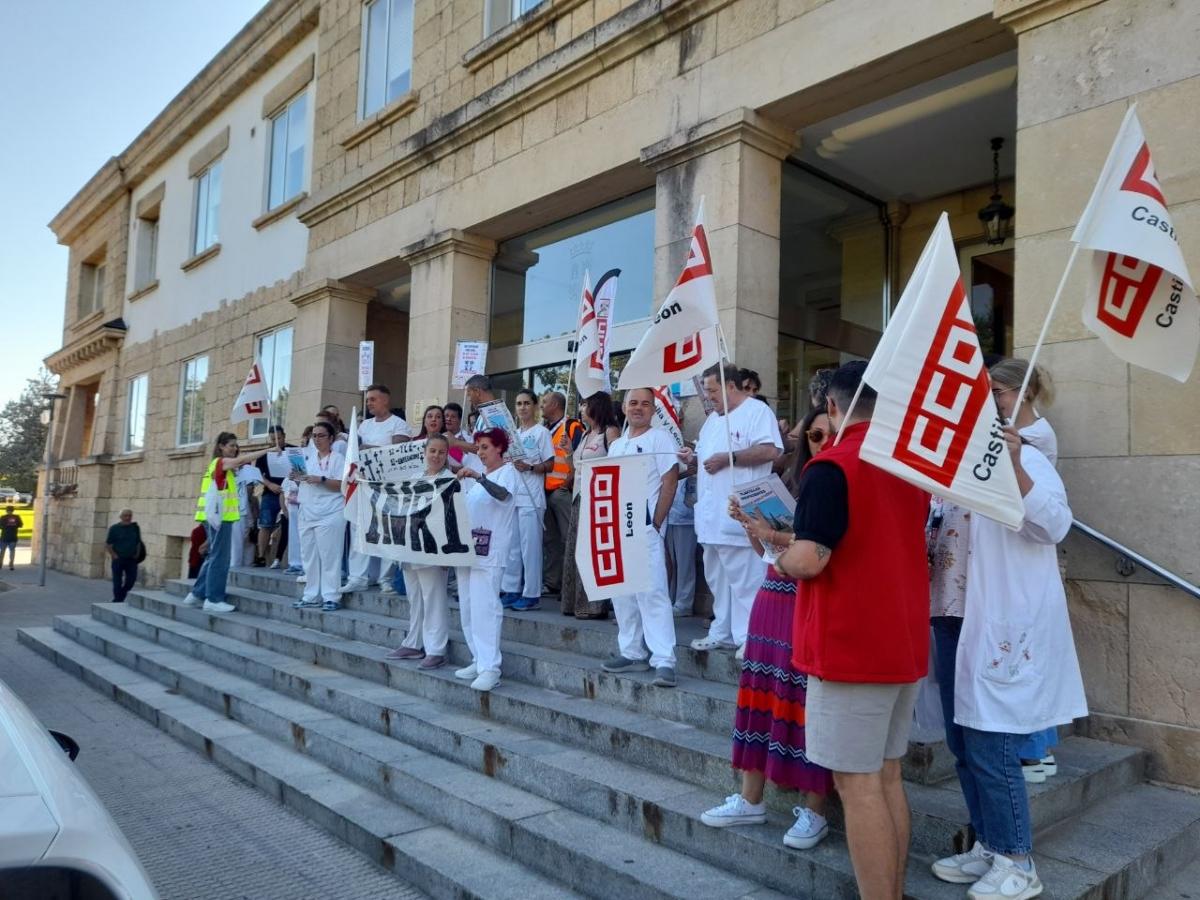 Concentración CCOO ante la puerta del H. Monte San Isidro