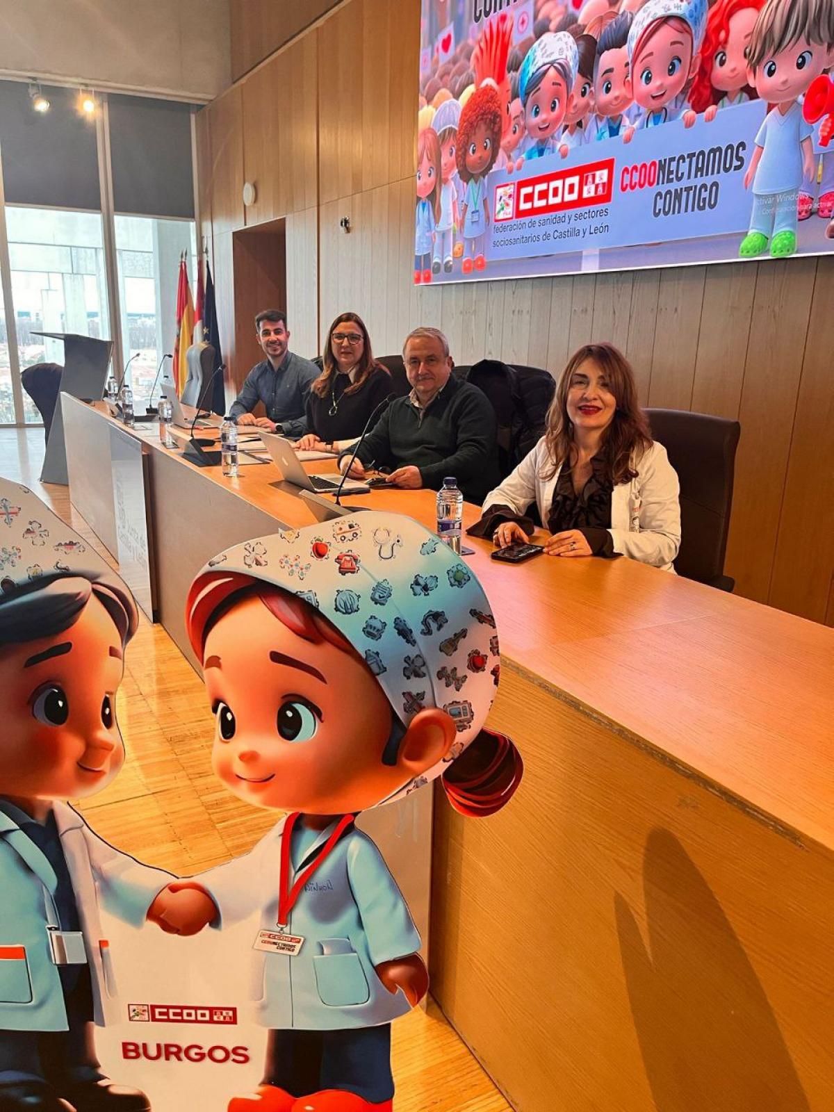 De izquierda a derecha, Álvaro Sánchez, Lucía García Soria, Humberto Muñoz Beltrán y Ana Rosa Arribas Muñoz, durante la asamblea informativa sobre el Estatuto Marco celebrada en el Hospital Universitario de Burgos. CCOO, conectando contigo para defender tus derechos.