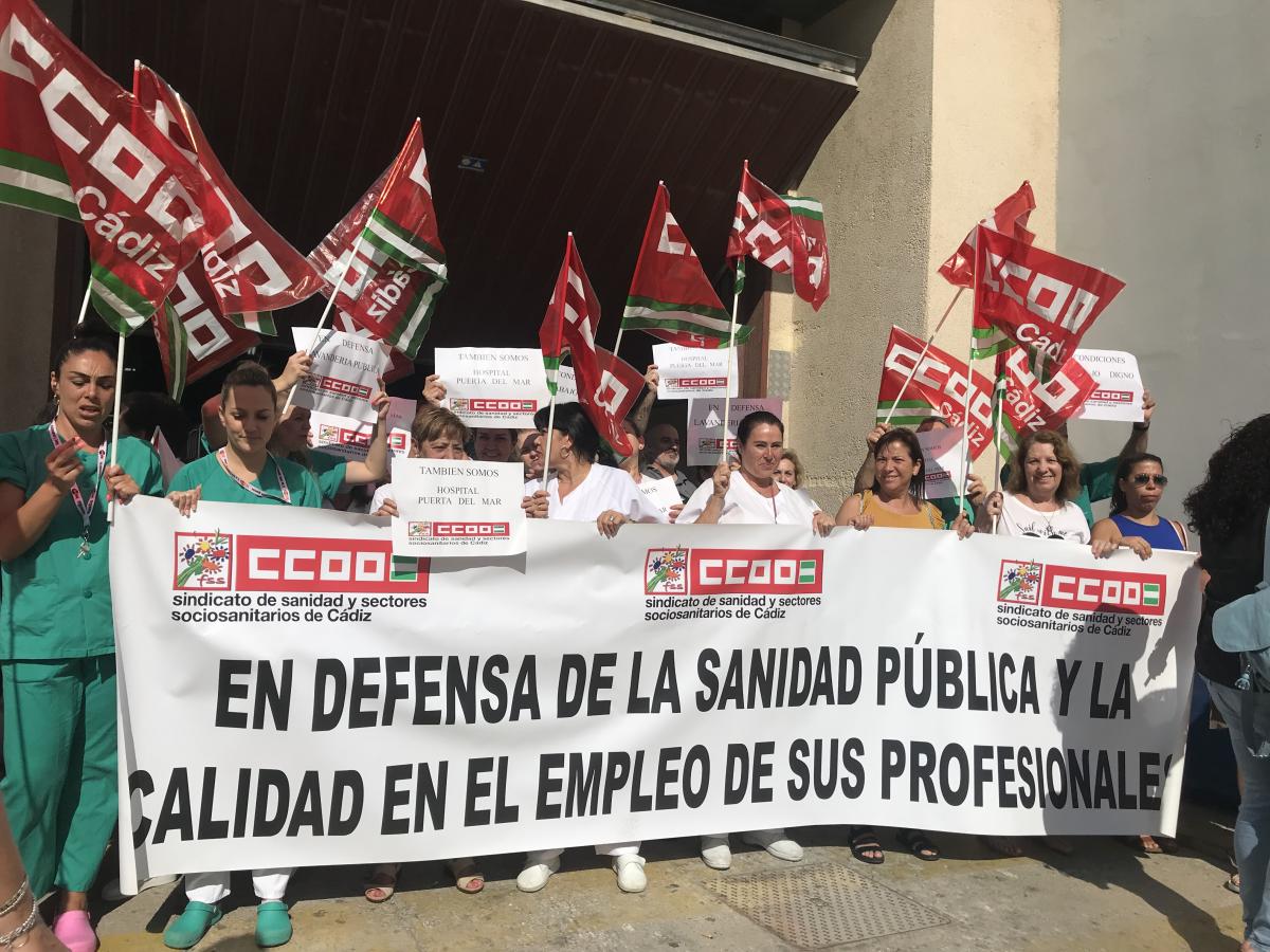 El Sindicato Provincial de Sanidad y Sectores Sociosanitarios de CCOO Cdiz, recoge firmas en defensa de la sanidad pblica y la dignificacin de sus profesionales