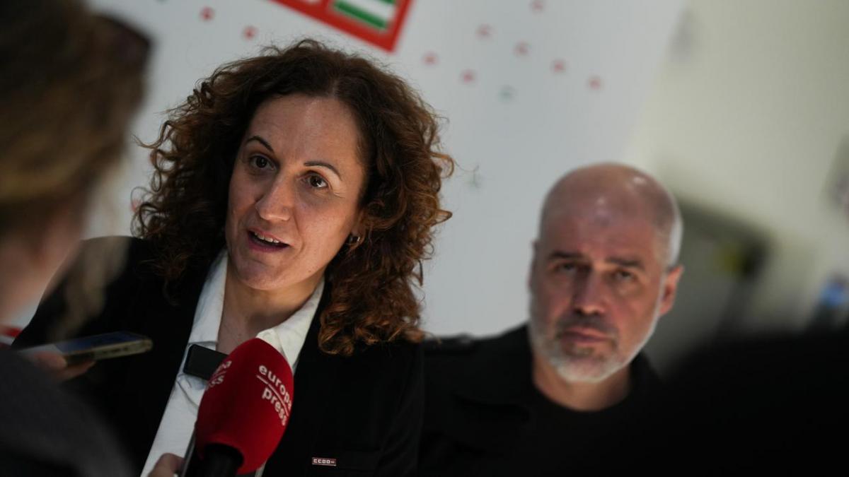 Nuria López atiende a los medios antes de la inauguración a la Escuela Confederal