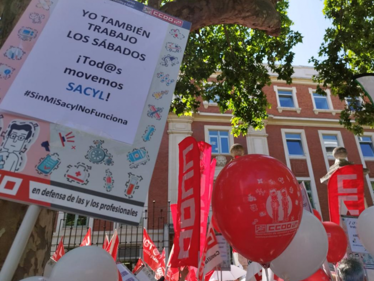 Concentración por el abono de los sábados en la puerta de la Consejería de Sanidad