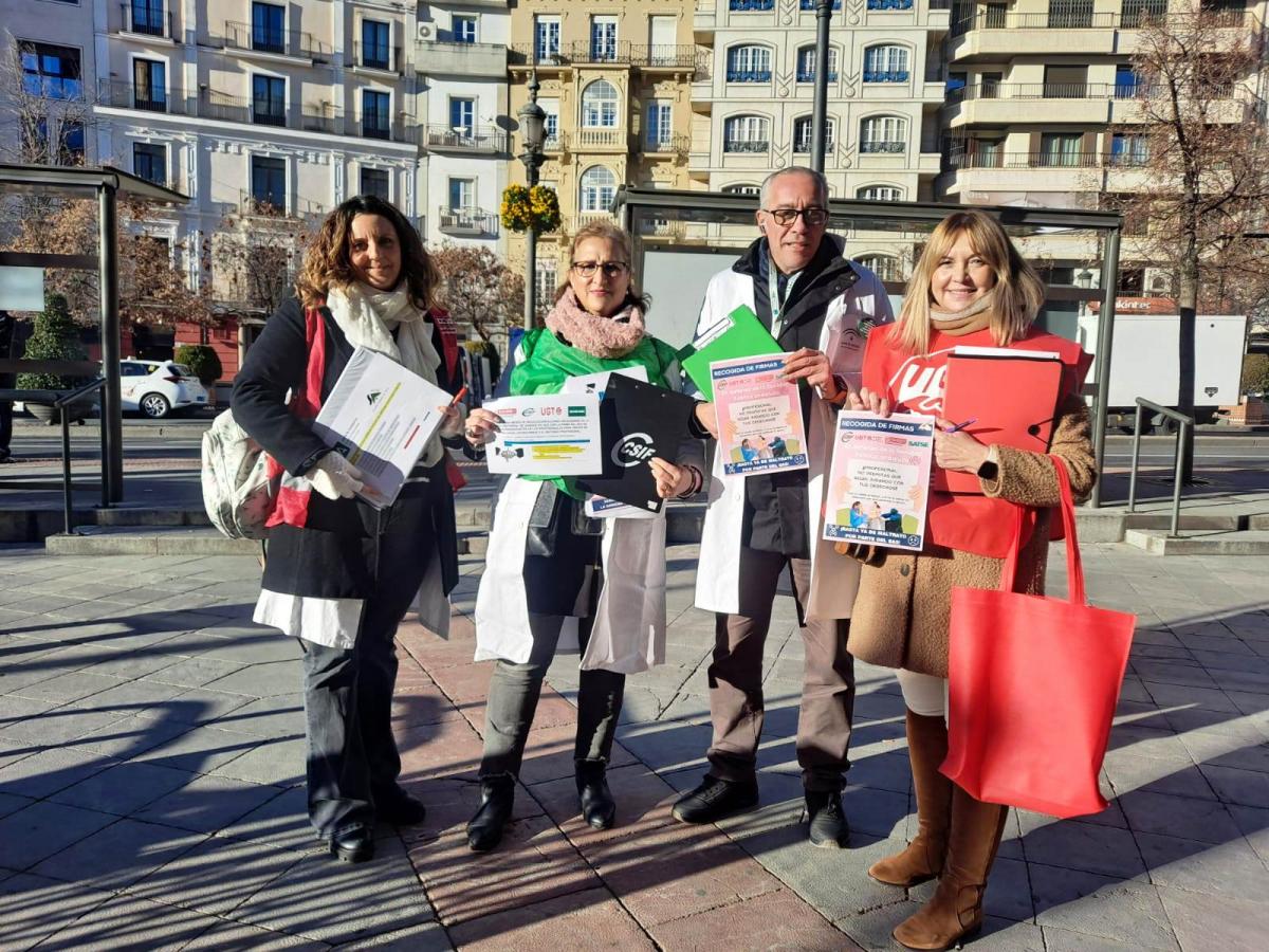 Representantes sindicales recogen firmas en Granada