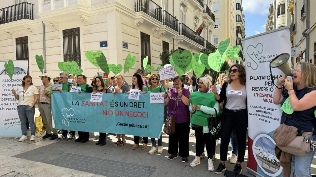 Movilizacin por la reversin a la gestin pblica del Hospital del Vinalop, en mayo de 2024.