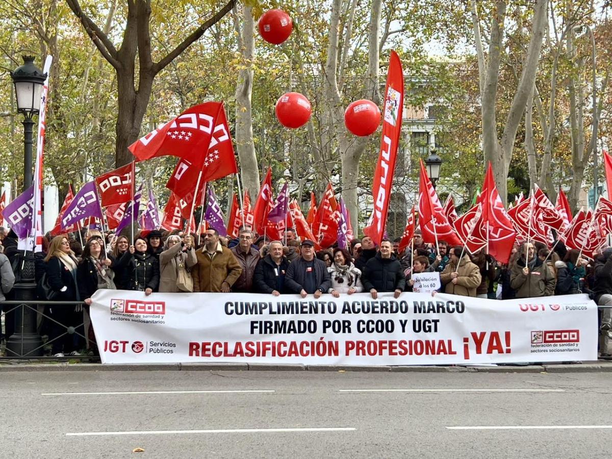 CCOO y UGT concentran a cientos de personas ante el Ministerio de Sanidad para exigir la inmediata reclasificacin profesional del personal del SNS