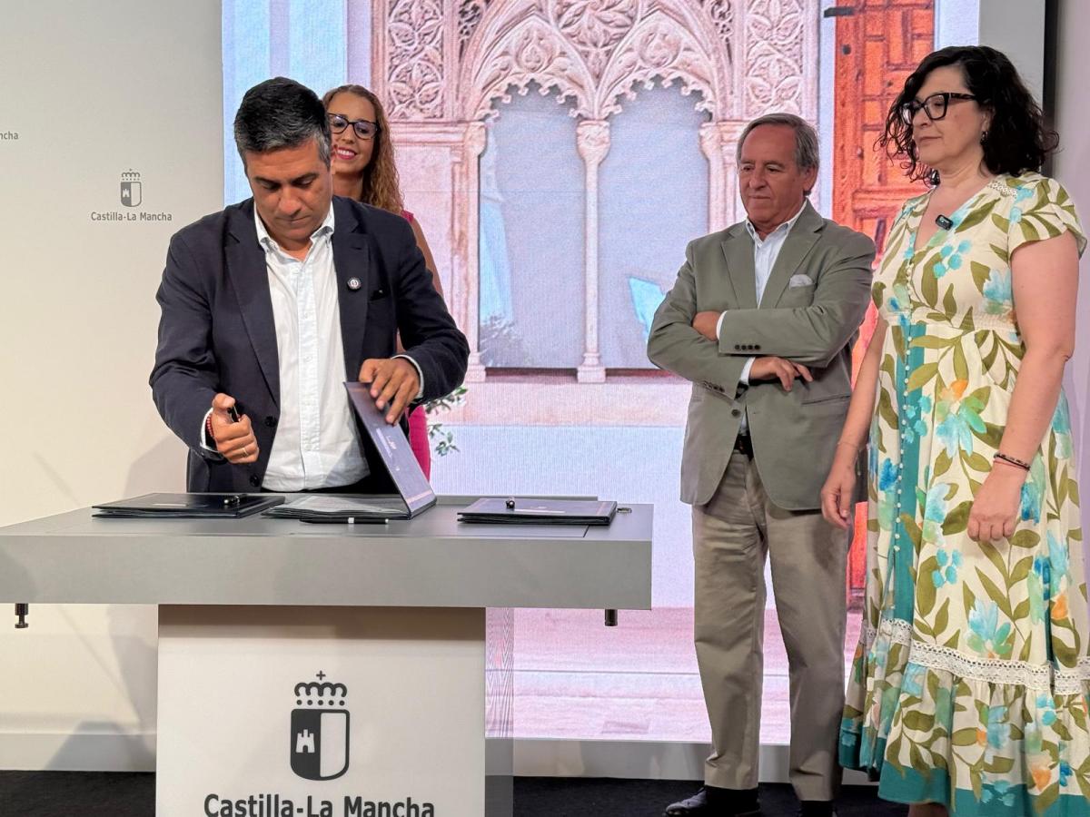 Firma del convenio de colaboración con el Gobierno regional en materia LGTBI