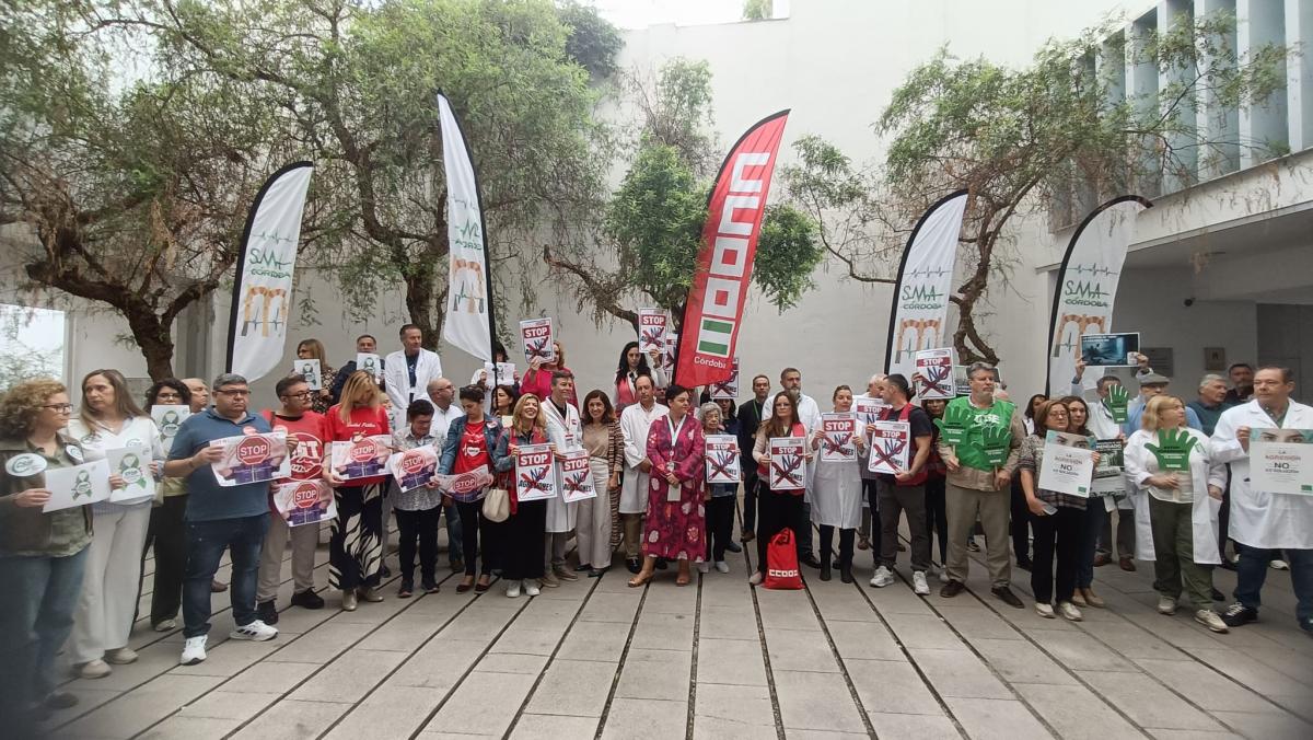 Decenas de personas se han sumado al acto de repulsa a las agresiones a profesionales de la sanidad tras la última agresión sufrida por dos médicos en el centro de salud Lucano de Córdoba.