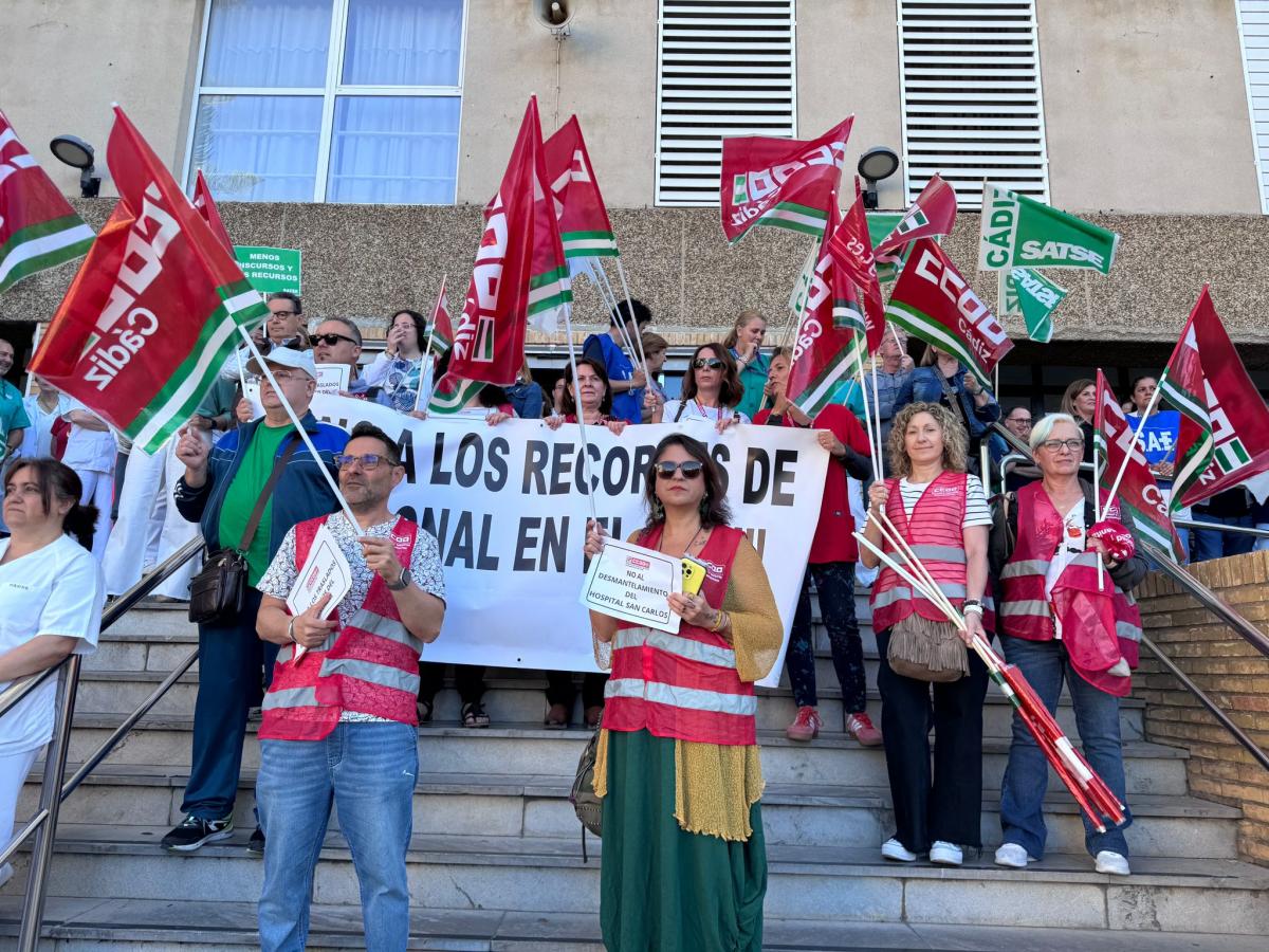 Este martes, desde las 8:30 hasta las 9:00 de la maana, profesionales sanitarios, ciudadanos y representantes de colectivos sociales nos hemos concentrado a las puertas del Hospital de San Carlos para expresar nuestro profundo malestar y preocupacin ante el progresivo desmantelamiento que est sufriendo este centro sanitario, y en especial, por el previsto cierre de los quirfanos