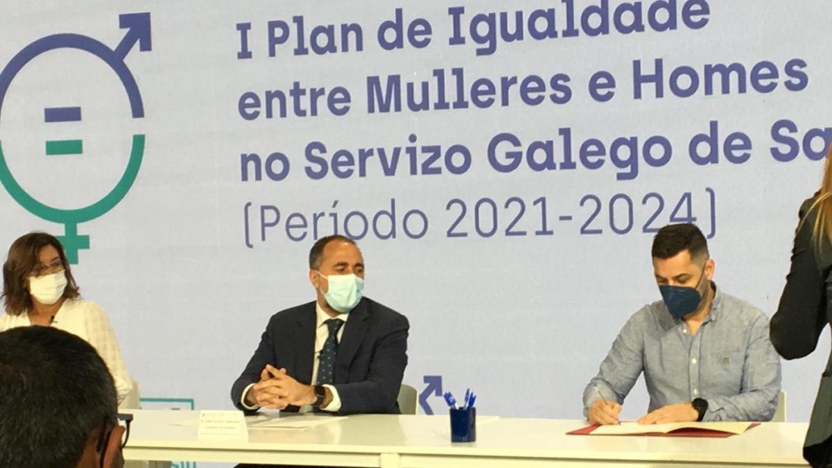Javier González, secretario xeral de CCOO-Sanidade, asina o plan
