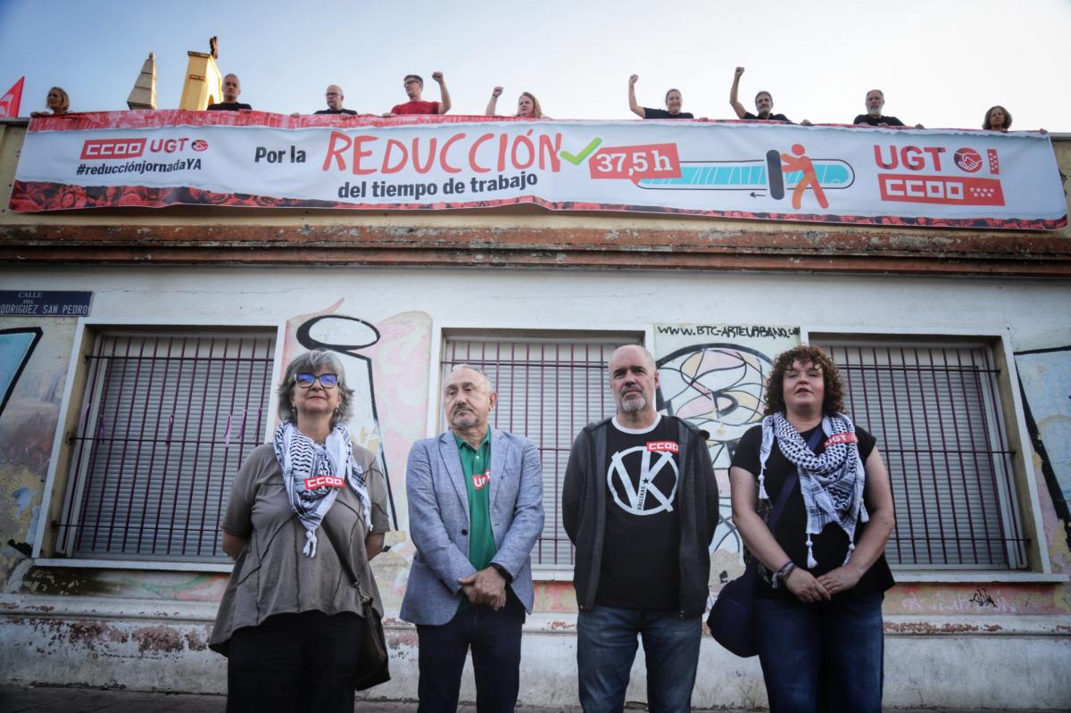 Paloma Lpez, Pepe lvarez, Unai Sordo y Susana Huertas ayer antes de iniciar el encierro para exigir el debate de la reduccin de la jornada laboral
