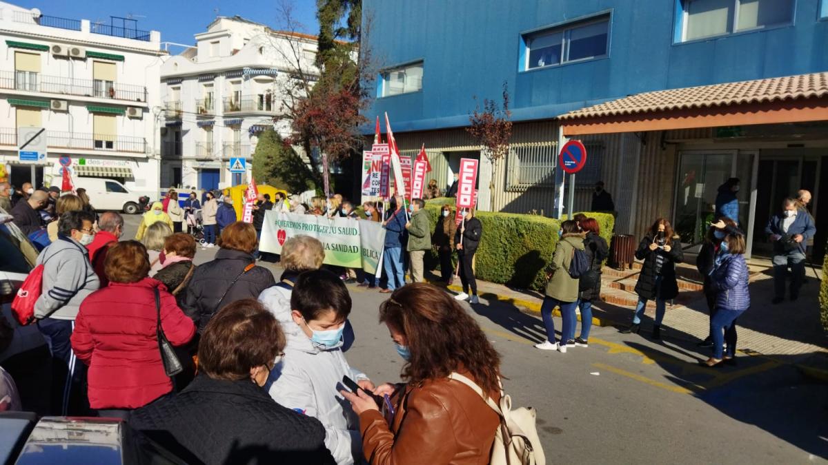 CCOO e IU se han concentrado en Priego de Córdoba para reclamar medios para la sanidad pública.