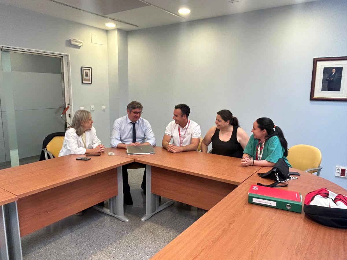 Imagen de la reunin solicitada por CCOO con el alcalde de Puente Genil por la situacin del hospital de la localidad.