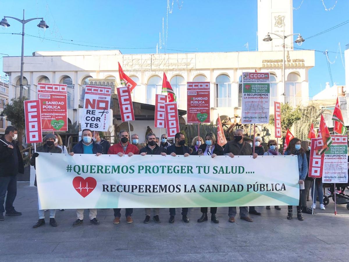 CCOO e IU se han concentrado hoy en Lucena para exigir el blindaje de la sanidad pública.