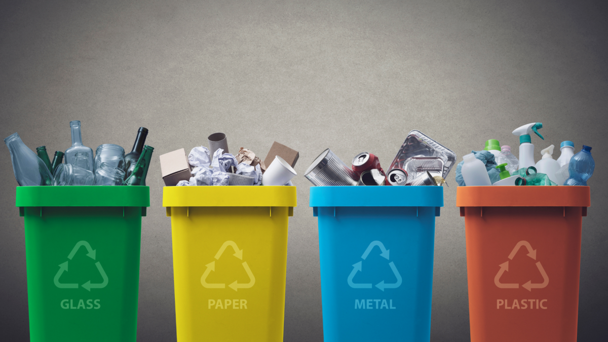 Cubos de reciclaje de diferentes tipos.