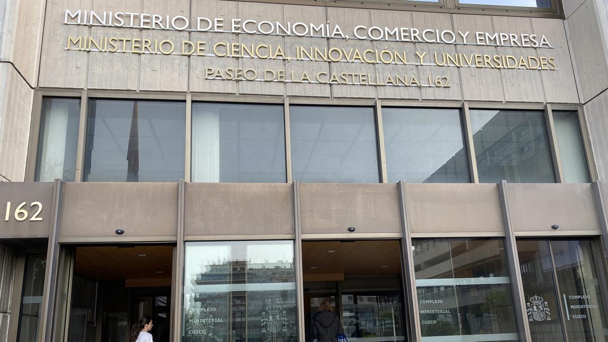 Esta situación afecta tanto a personas extranjeras con residencia en España como a nacionales que han obtenido su titulación en universidades extracomunitarias (con especial incidencia en las del Reino Unido y Estados Unidos).