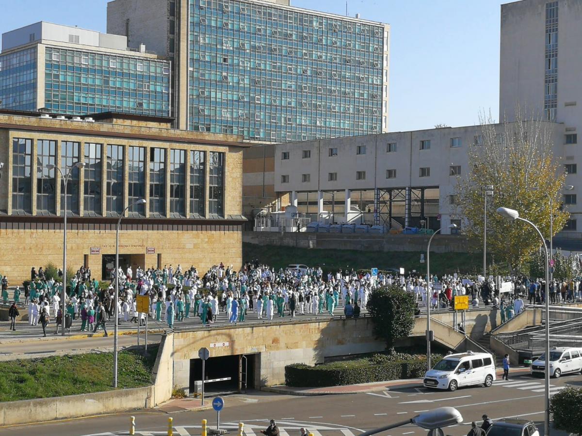 Imagen en el exterior del Hospital de Salamanca durante una concentración del personal de Sacyl.