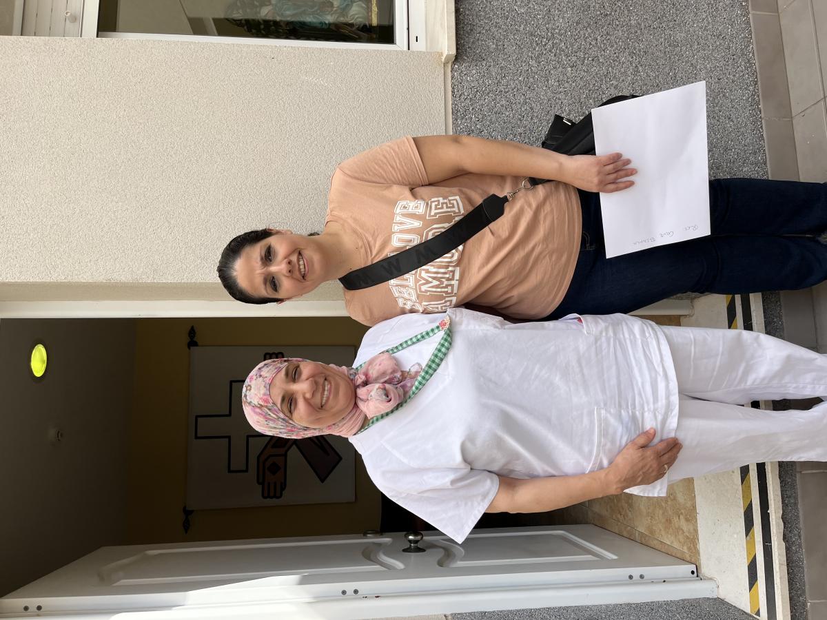 Fatima Zohra Ahmed, delegada de CCOO en la Residencia Cruz Blanca, junto a Claudia González, secretaria de Acción Sindical de CCOO.