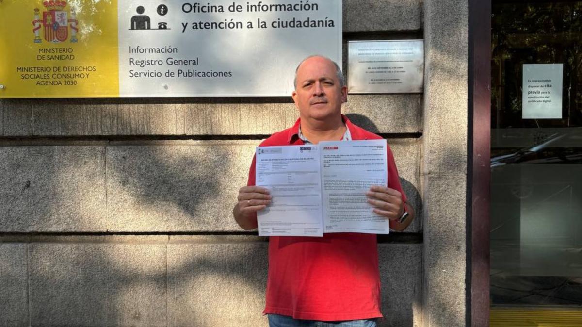 El secretario general de la FSS-CCOO de Madrid, Mariano Martín-Maestro, presentando el escrito a registro.