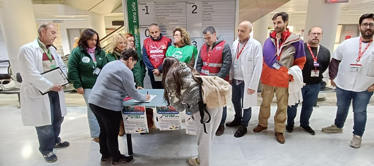 Los sindicatos recogen firmas para trasladar al presidente de la Junta de Andaluca el malestar de la ciudadana y los y las profesionales por el deterioro de la sanidad pblica.