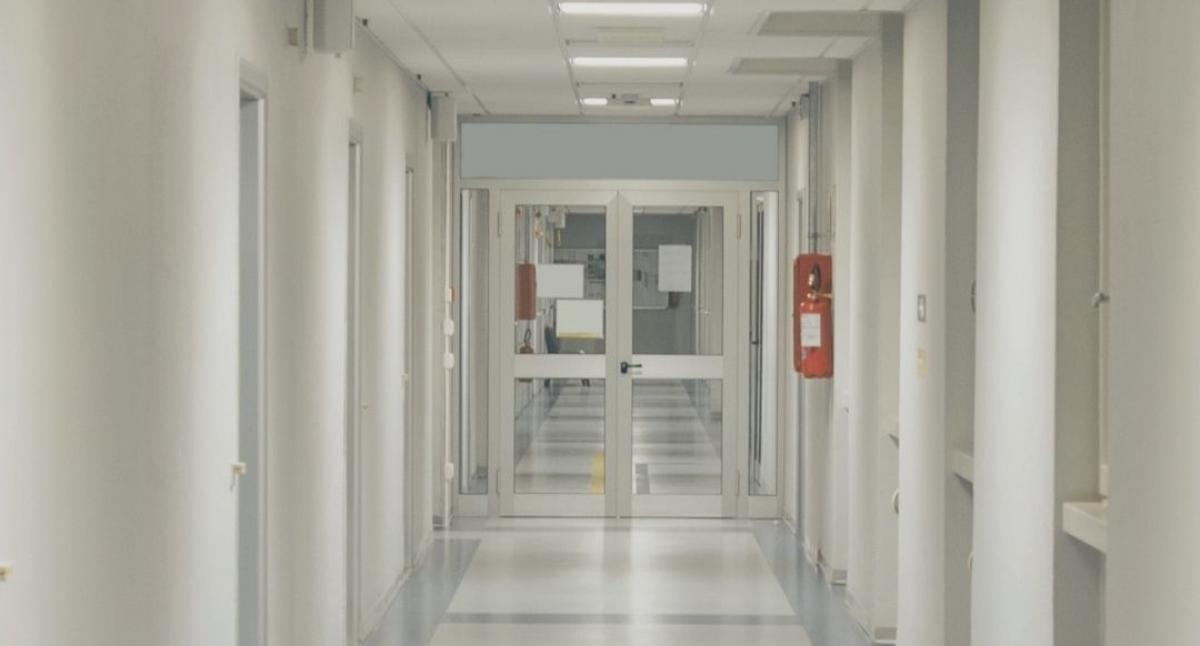 Pasillo de hospital.