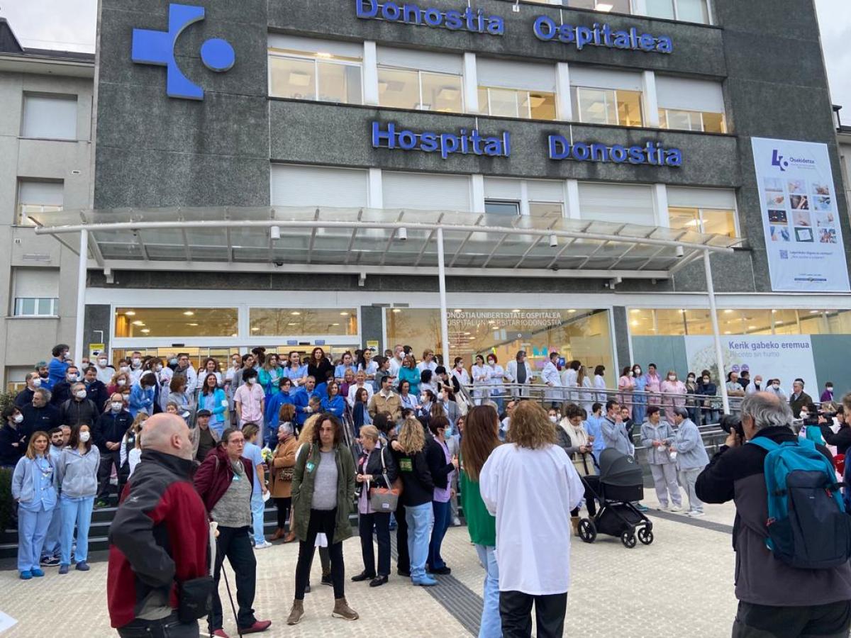 Concentración a las puertas del Hospital Donostia.