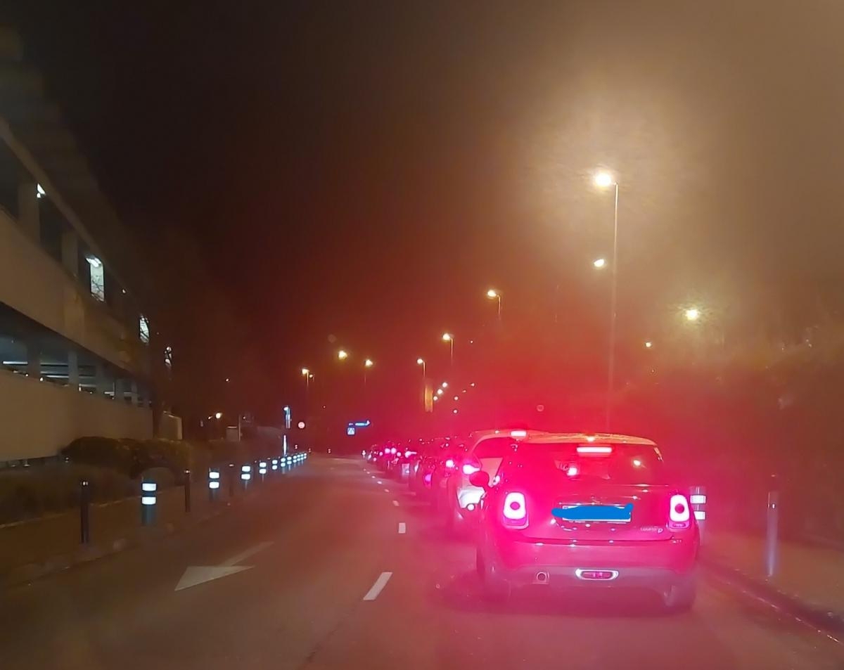 Fotografía del acceso al parking colapsado por vehículos