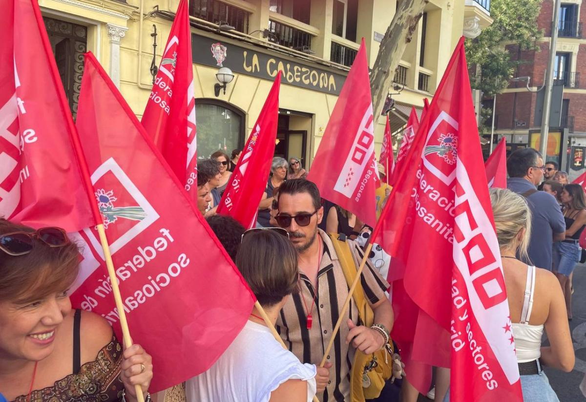 La FSS-CCOO concentra a más de un centenar de personas trabajadoras ante la sede de la patronal FEFE para desbloquear el Convenio estatal de Oficinas de Farmacia