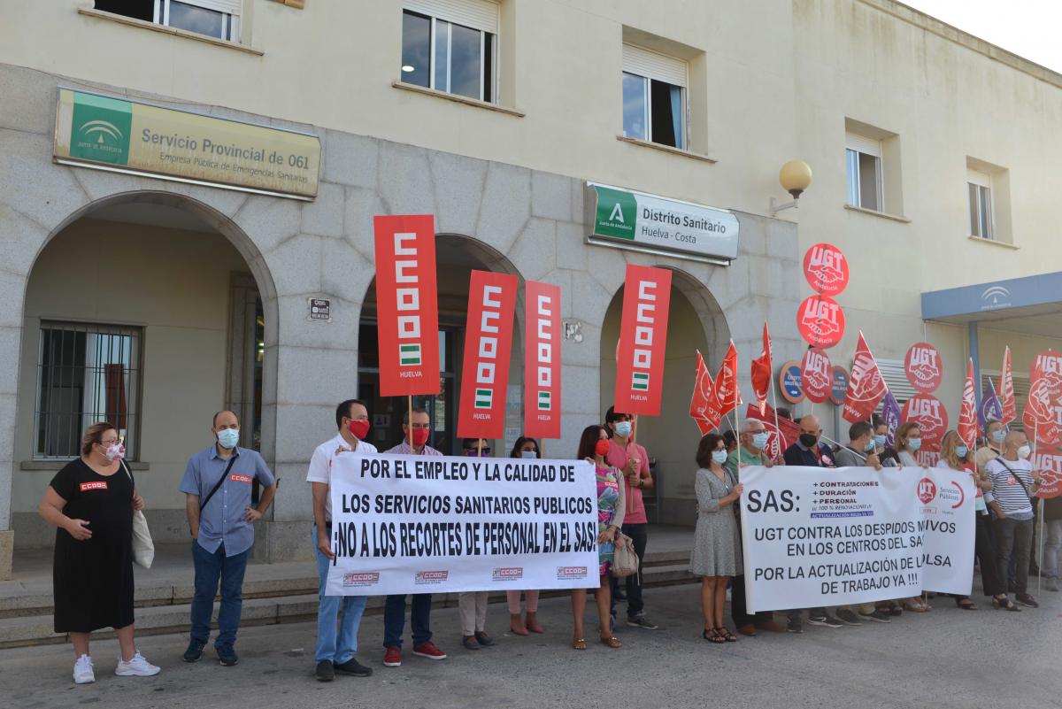 Concentracion ante las puertas del Distrito Huelva Cosata del SAS en protesta por los recortes en plantilla de refuerzo Covid