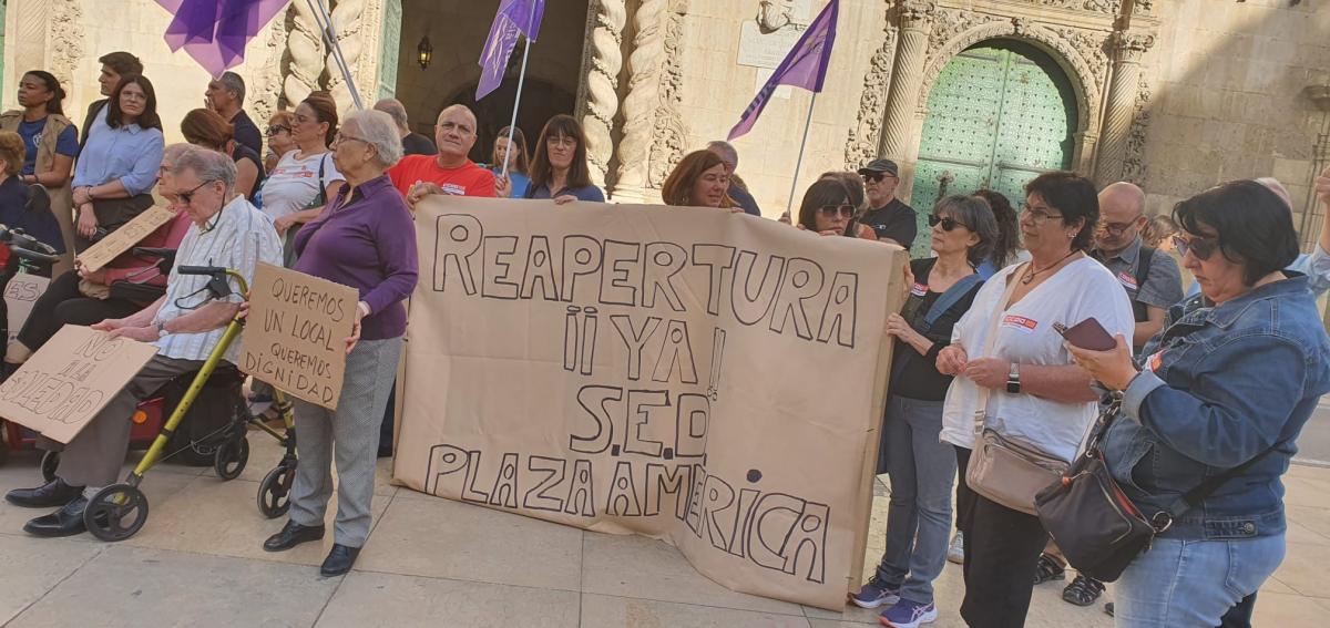 Concentración en la plaza del Ayuntamiento de Alicante.