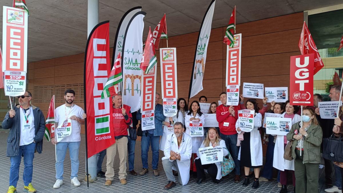 Imagen de la concentración para mostrar el rechazo de la apertura del tercer punto de urgencias sin el suficiente personal.