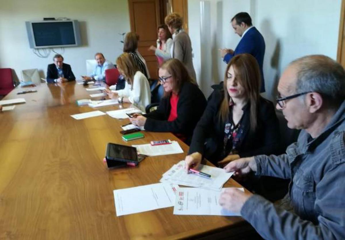 Los integrantes de Área Pública de CCOO firman el acuerdo.