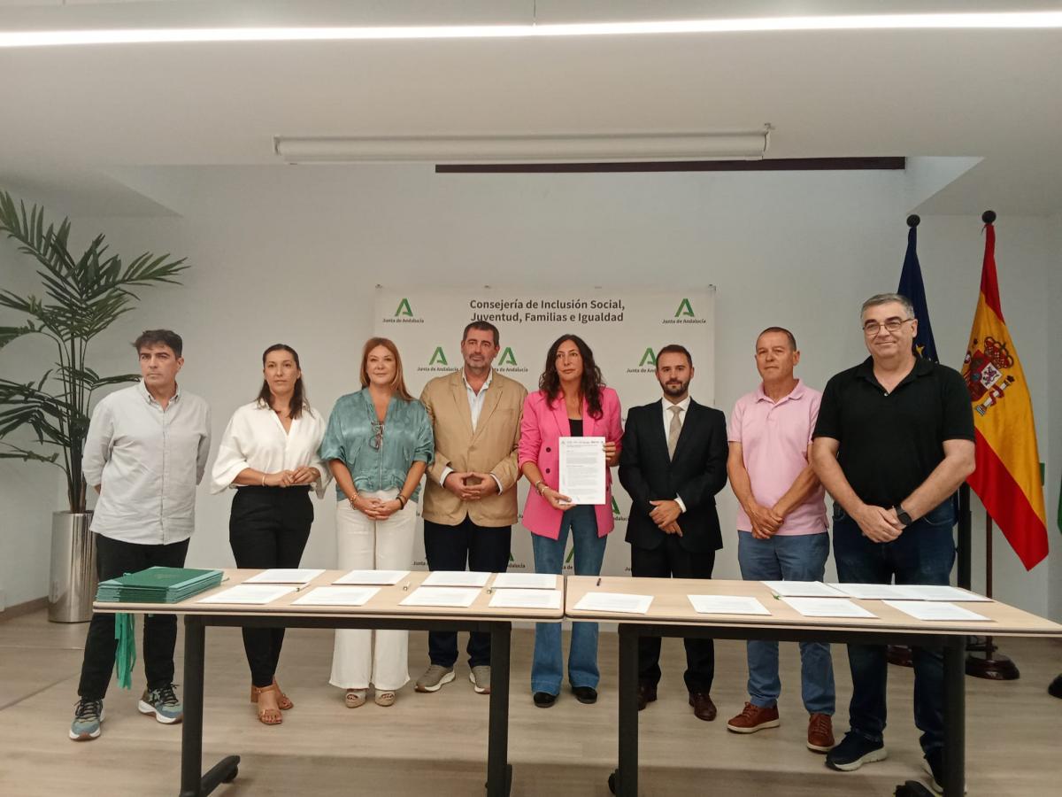 El secretario general de la FSS-CCOO Andalucía, José-Pelayo Galindo (drch.), en la firma del Observatorio.