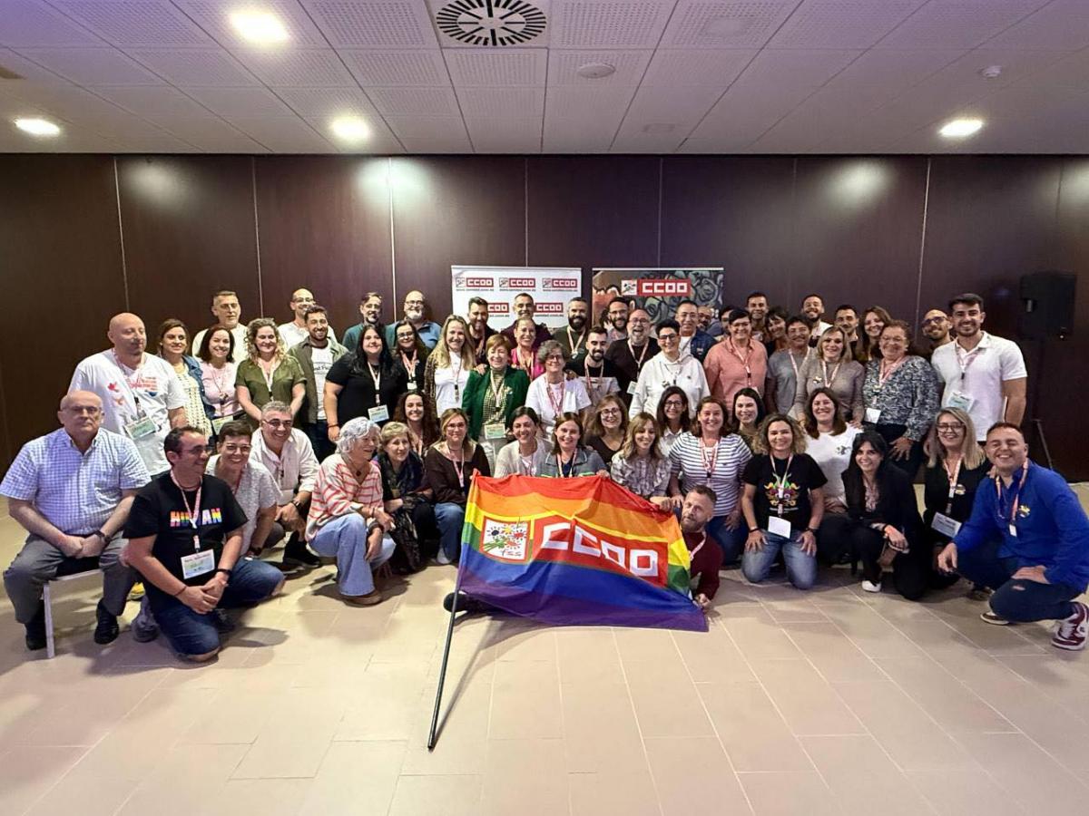 Foto de las personas participantes en el III Encuentro LGTBIQA+ de la FSS-CCOO.