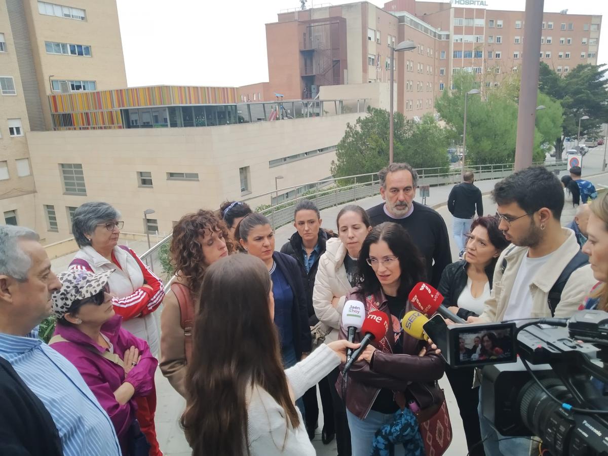 Un grupo de personas afectadas, acompañadas por CCOO.