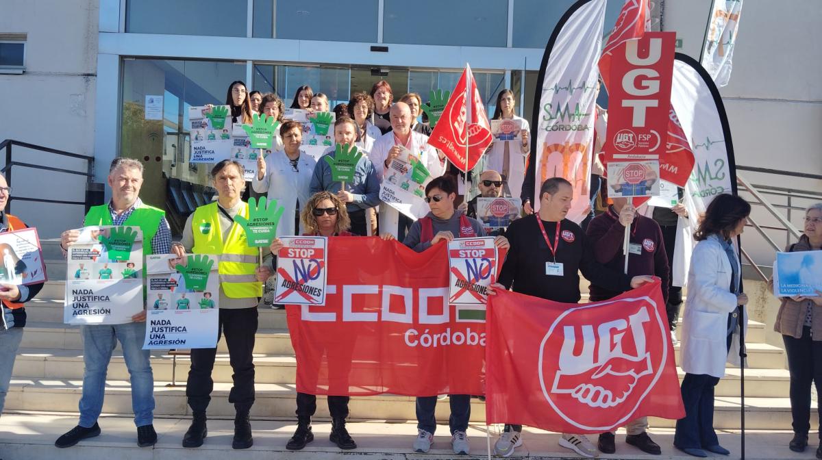 CCOO se ha concentrado ante el centro de salud Lucena II para protestar por la agresión a un psiquiatra.