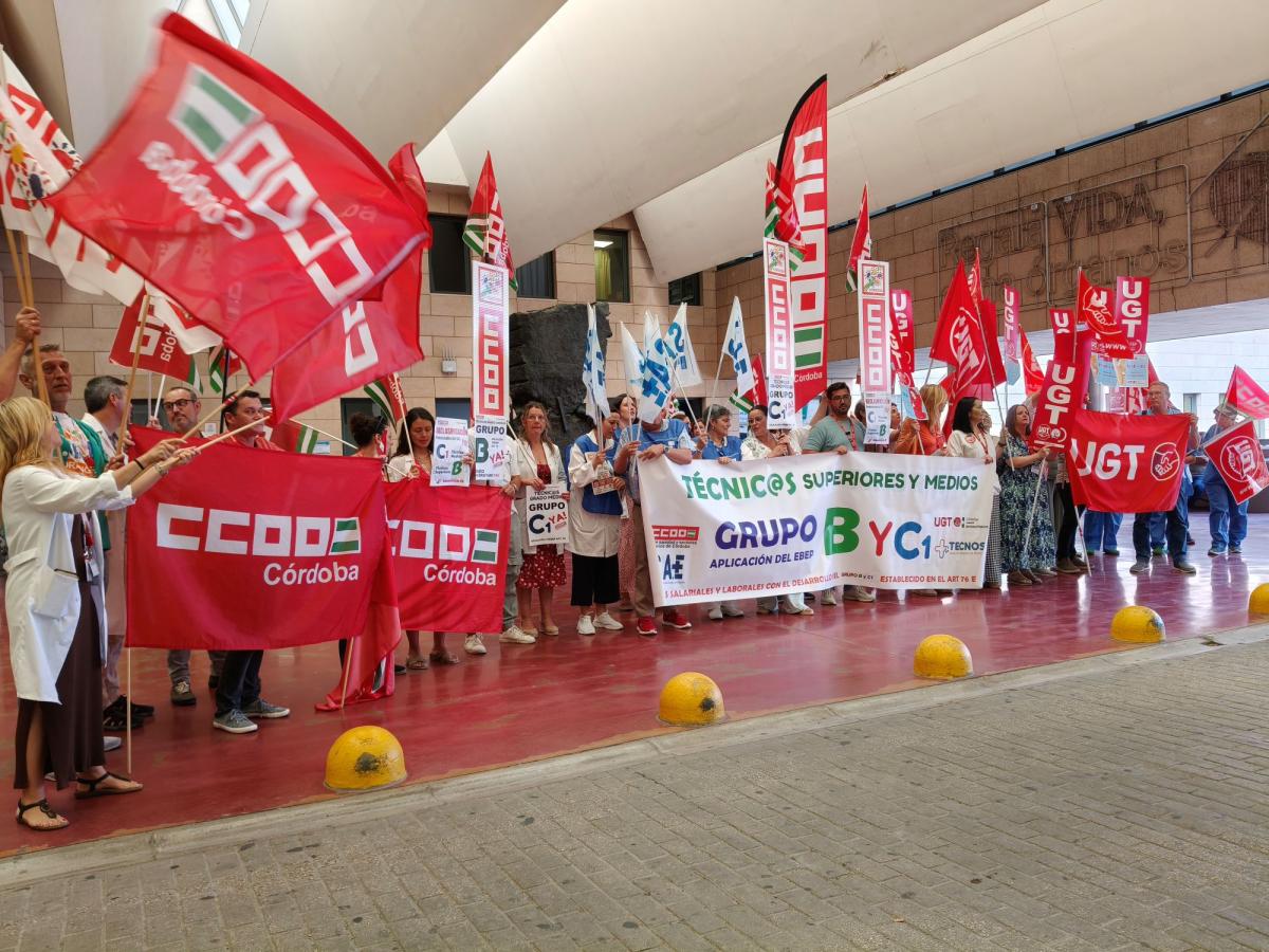 Imagen de la concentración por la reclasificación profesional del personal técnico del SAS.